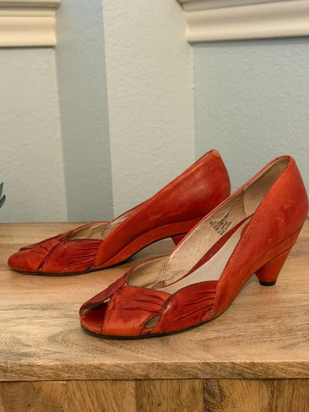 Frye Ada Pleats Peep Toe Pumps Coral Red Leather Kitten Heels Size 8 Vintage